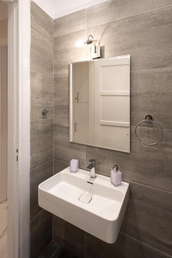 Blue Ark Lavish Sauna Suite เอเธนส์ ภายนอก รูปภาพ