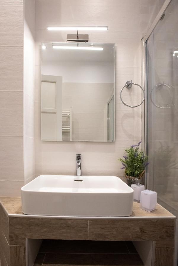Blue Ark Lavish Sauna Suite เอเธนส์ ภายนอก รูปภาพ