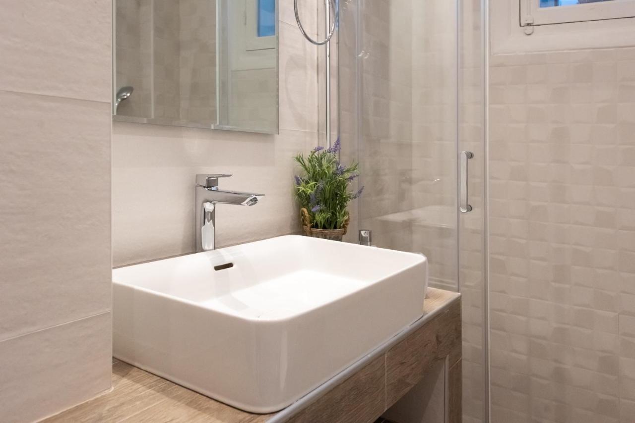 Blue Ark Lavish Sauna Suite เอเธนส์ ภายนอก รูปภาพ